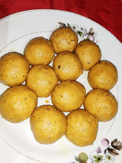 बेसन के दानेदार लड्डू (Besan ke danedar ladoo recipe in hindi) रेसिपी मुख्य फोटो