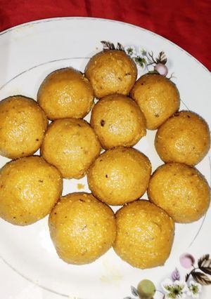 बेसन के दानेदार लड्डू (Besan ke danedar ladoo recipe in hindi) रेसिपी मुख्य फोटो