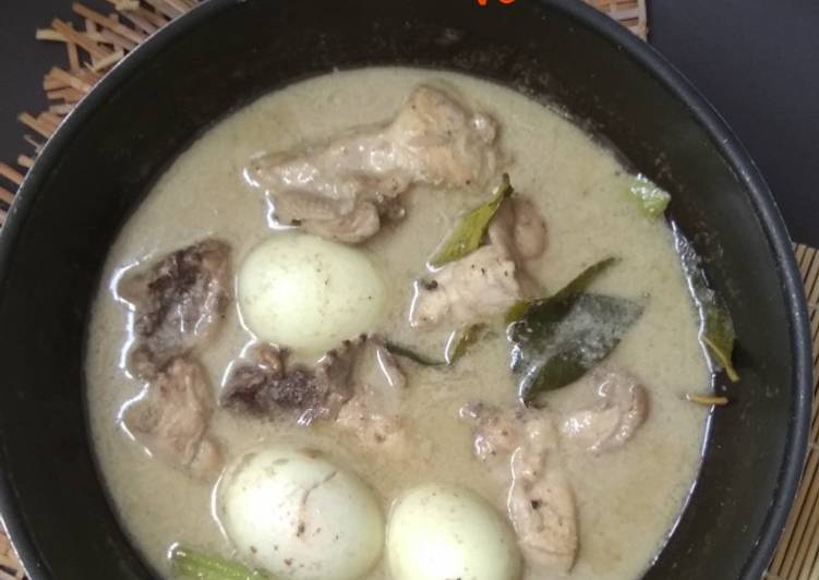 Masakan Populer Opor Ayam Telur Bumbu Kuning dan Putih Gurih Mantul