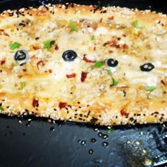 A picture of Cheesy veggi turkish pide.