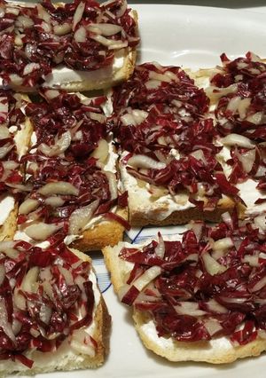 Foto di Antipasto sfizioso di pan carre' con radicchio rosso