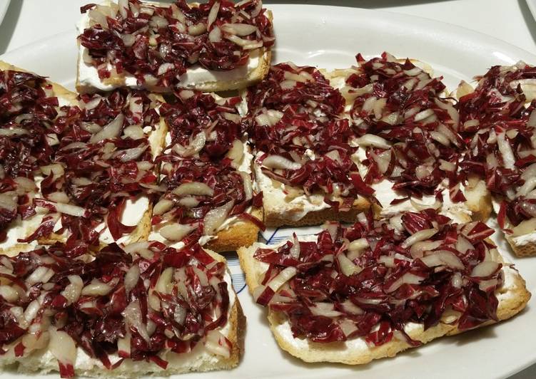 Antipasto sfizioso di pan carre' con radicchio rosso