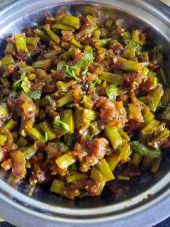 मसाला गवार (Masala Gavar Bhaji Recipe In Marathi) रेसिपी चे मुख्य फोटो 