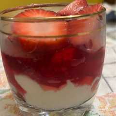 Una foto de Postres y meriendas: Trifle de frutillas
