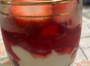 Una foto de Postres y meriendas: Trifle de frutillas
