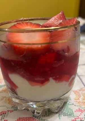 Una foto de Postres y meriendas: Trifle de frutillas