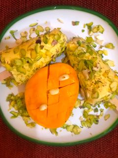 फ्रेश क्रिम मॅंगो पिस्ता कुल्फी (fresh cream mango pista kulfi recipe in marathi) रेसिपी चे मुख्य फोटो