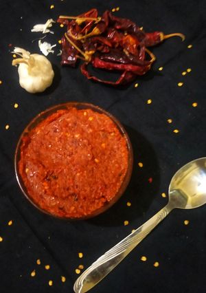 लहसुन की चटपटी चटनी (Lahsun ki chatpati chutney recipe in Hindi) रेसिपी मुख्य फोटो