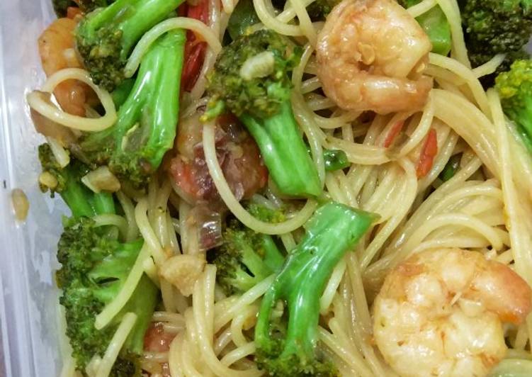 Resep Spagethi aglio o glio udang brocoli yang Enak Banget