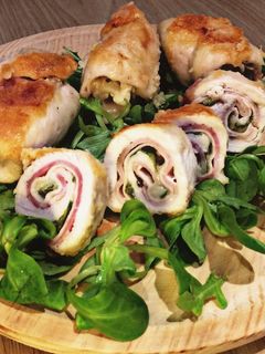 Una foto de Rollitos de pollo con beicon, jamón y queso