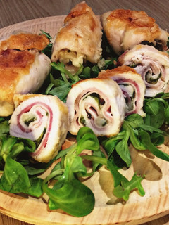 Una foto de Rollitos de pollo con beicon, jamón y queso