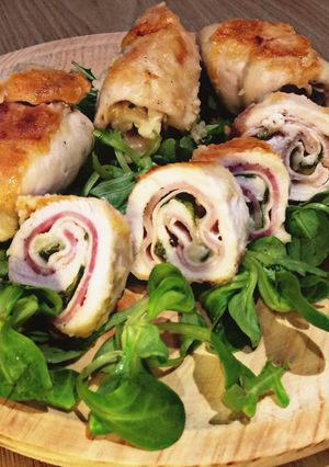 Una foto de Rollitos de pollo con beicon, jamón y queso