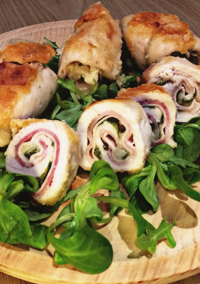Una foto de Rollitos de pollo con beicon, jamón y queso