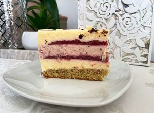 Epres fehércsokis mousse torta, eperzselével, tökmagos piskóta alapon recept fotója