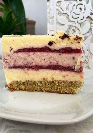 Epres fehércsokis mousse torta, eperzselével, tökmagos piskóta alapon recept fotója