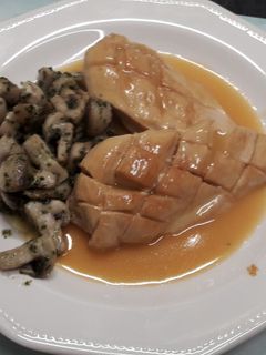 Una foto de Pechuga de pollo con salsa de naranja