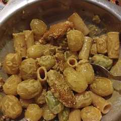 Una foto de Ensalada de pasta, tomates cherry amarillo y pollo