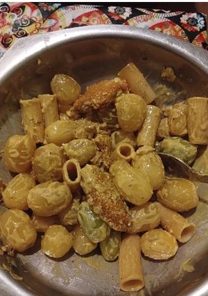 Una foto de Ensalada de pasta, tomates cherry amarillo y pollo