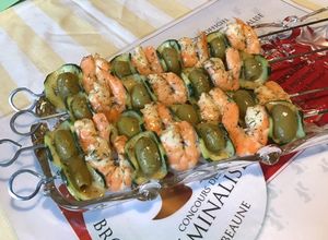 Une photo de Brochettes marinées sauce aneth aux crevettes,concombre noa et olives vertes