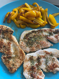 Una foto de Filetes de pavo con limón y pimiento amarillo