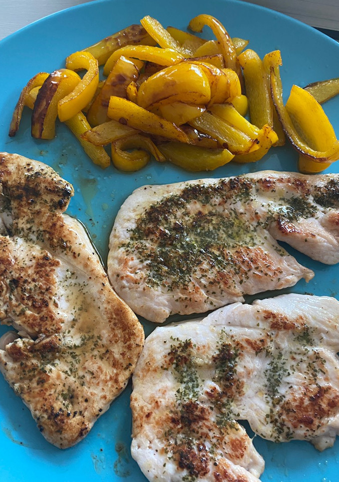 Una foto de Filetes de pavo con limón y pimiento amarillo