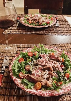 Una foto de Entrecot a la italiana (tagliata di manzo con grana e rucola)