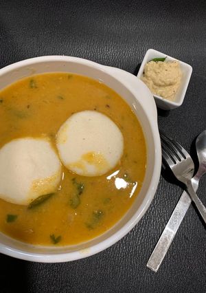 ઈડલી સાંભાર (Idli Sambhar Recipe In Gujarati) રેસીપી મુખ્ય ફોટો