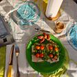 Desayuno con pan de sésamo e ingredientes saludables