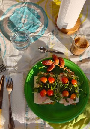 Foto principal de Desayuno con pan de sésamo e ingredientes saludables
