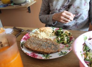 Una foto de Arenques, cus-cus y ensalada de Aquellas