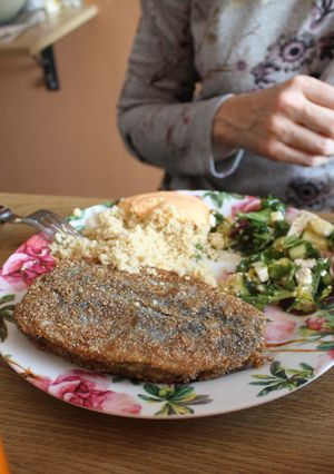 Una foto de Arenques, cus-cus y ensalada de Aquellas