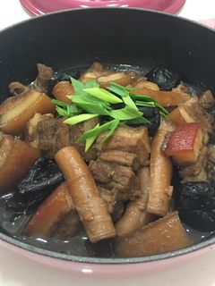 紅燒魷魚五花肉(鑄鐵鍋料理) 的食譜成品照片