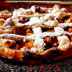 Foto di Sfoglia di mele, amaretti e confettura di albicocche