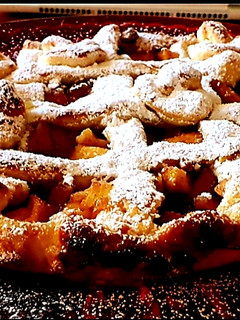 Foto di Sfoglia di mele, amaretti e confettura di albicocche