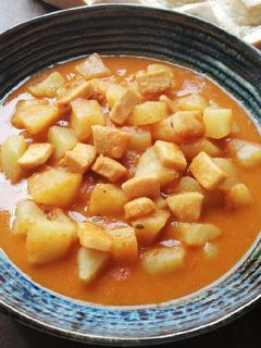 Una foto de Papas con choco con tomate y orégano 🦑🍅🌿