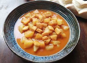 Foto principal de Papas con choco con tomate y orégano 🦑🍅🌿