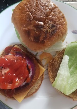 બર્ગર (Burger Recipe In Gujarati) રેસીપી મુખ્ય ફોટો