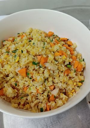 Hình của món Cơm rang thập cẩm nhà làm ngon như nhà làm😋.
