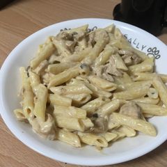 A picture of Chicken Alfredo Pasta.