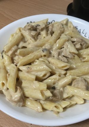 A picture of Chicken Alfredo Pasta.