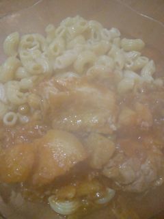 Una foto de Estofado de pollo con fideos 😋😋😋😋