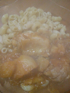 Una foto de Estofado de pollo con fideos 😋😋😋😋