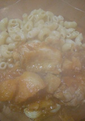 Una foto de Estofado de pollo con fideos 😋😋😋😋
