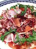 Ensalada de quinoa y salmón marinado