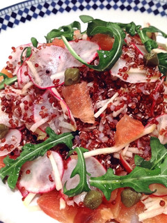 Una foto de Ensalada de quinoa y salmón marinado