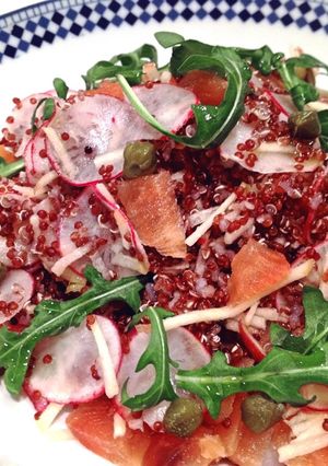 Foto principal de Ensalada de quinoa y salmón marinado