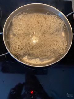 Una foto de Fideos de arroz con cebolla y salsa agridulce o de soja