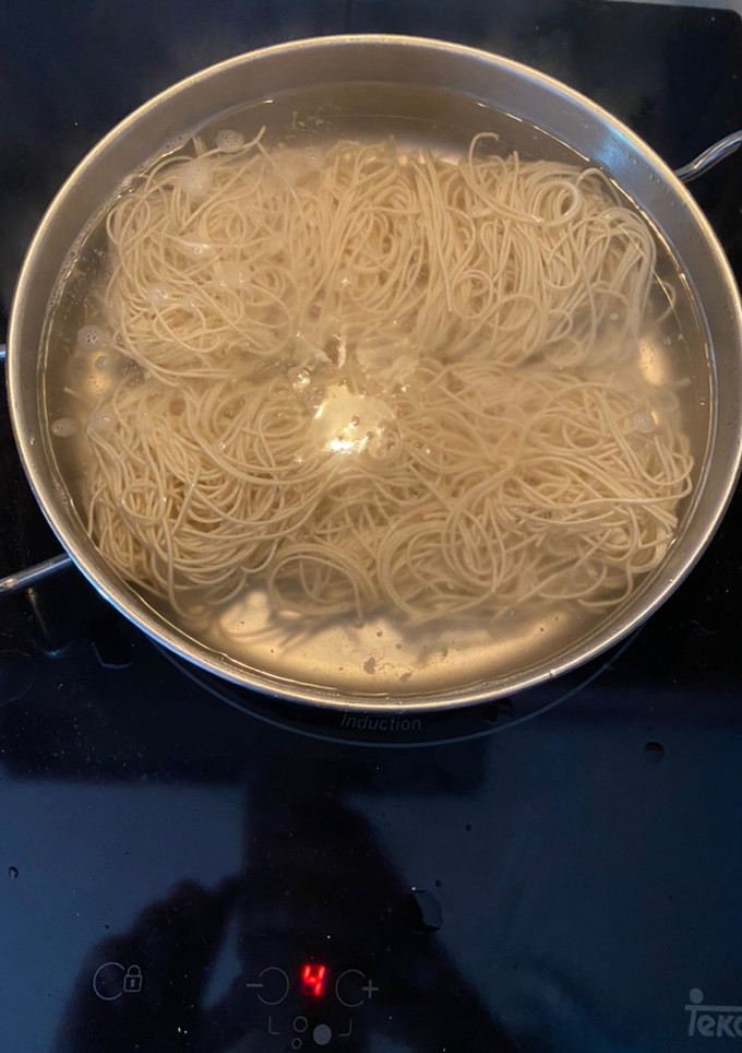 Una foto de Fideos de arroz con cebolla y salsa agridulce o de soja