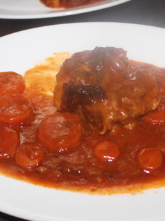 Una foto de Osobucos en salsa de tomate frito