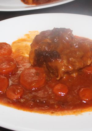 Una foto de Osobucos en salsa de tomate frito